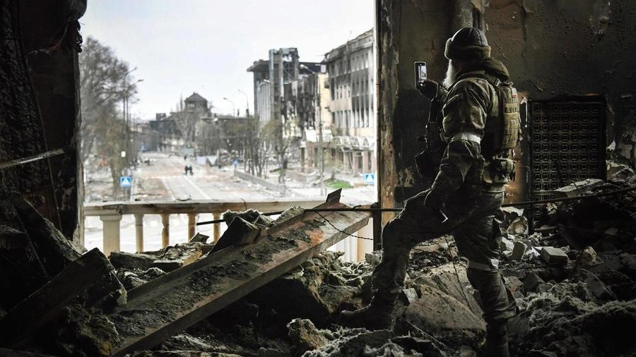 Un soldato russo tra le rovine di Mariupol