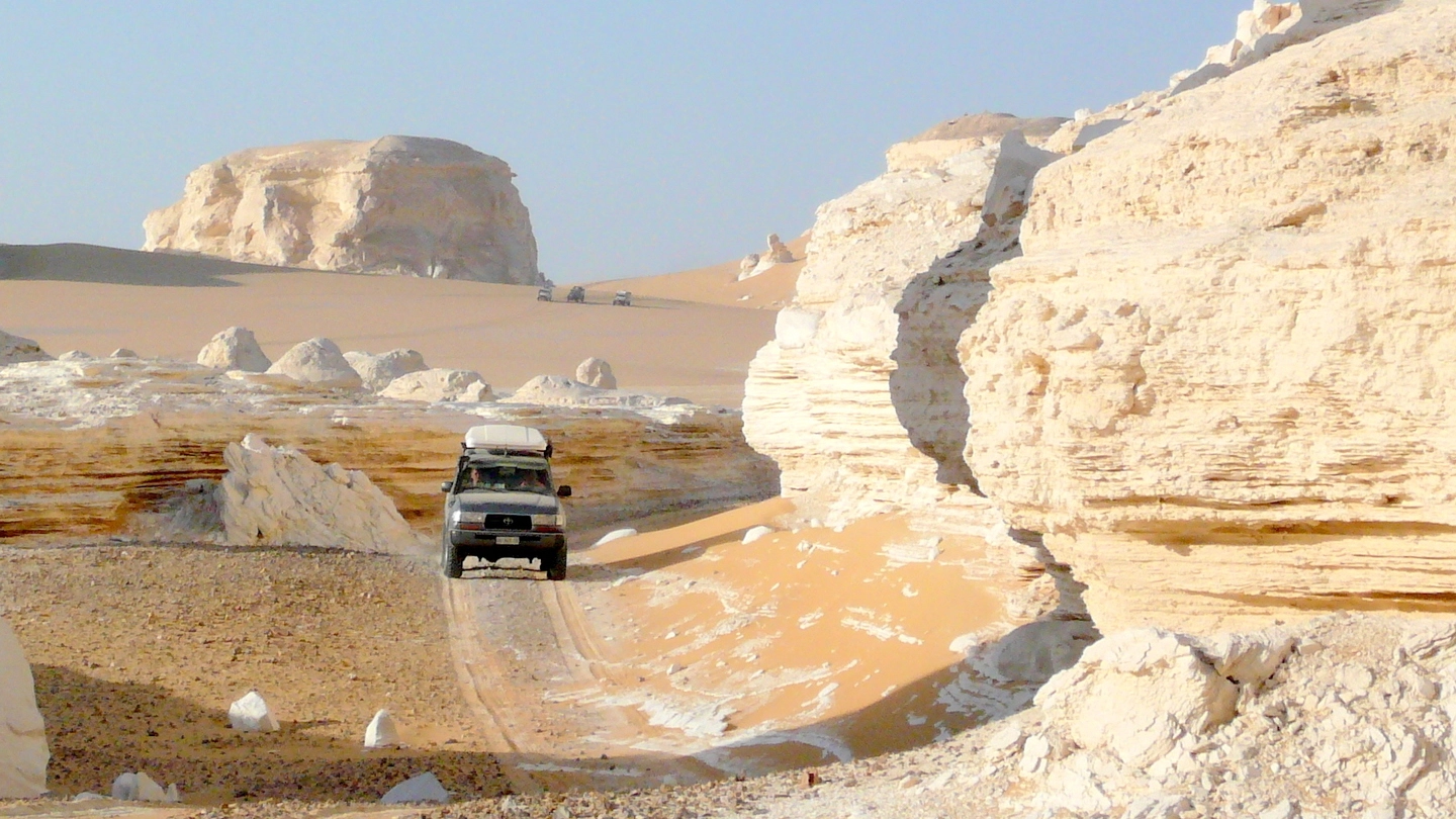 ll deserto bianco e il fuoristrada nel Gilf Kebir