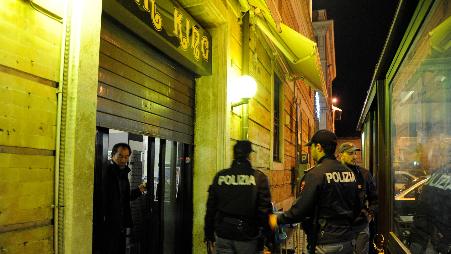 La polizia chiude il bar King (Calavita)