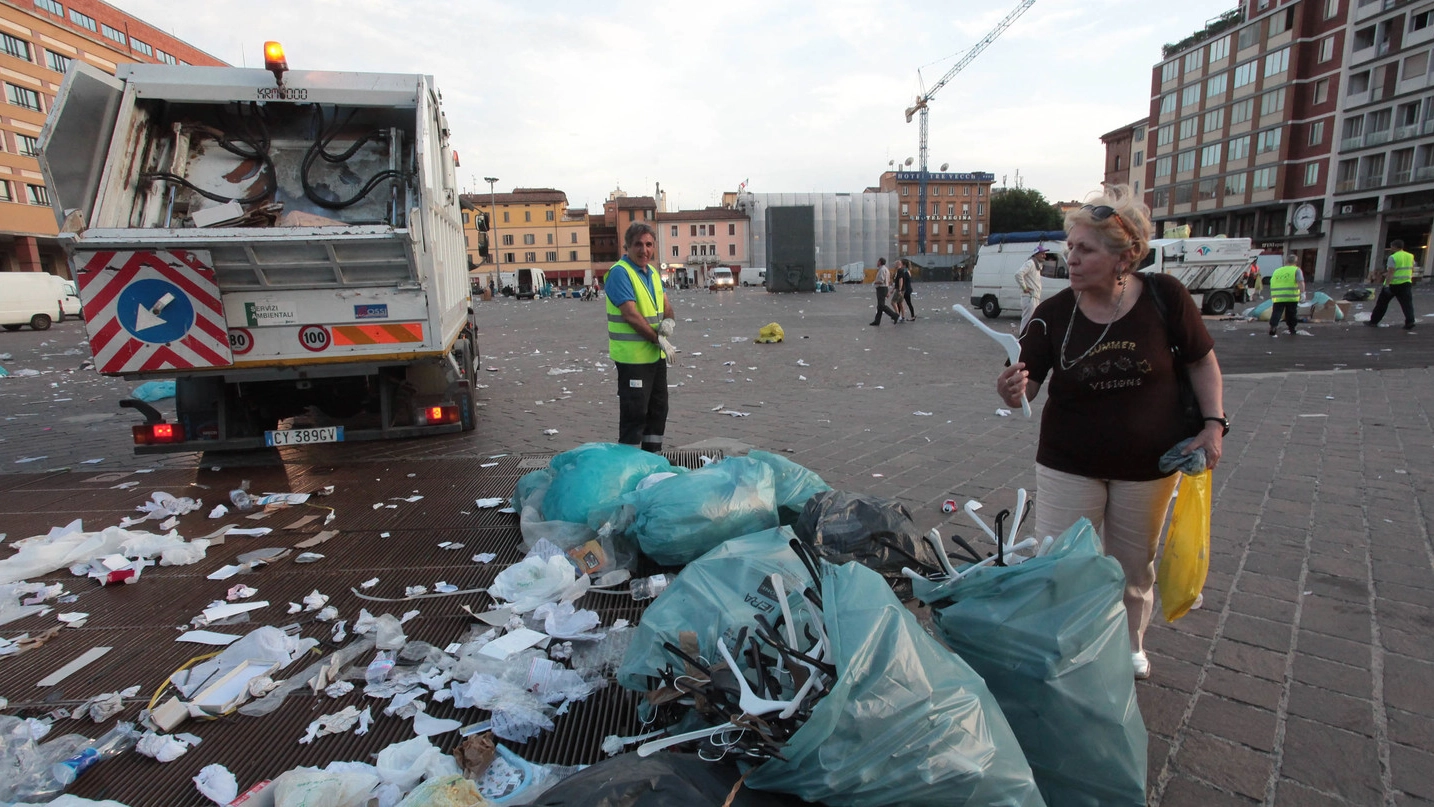 Bologna, Hera raccoglie la spazzatura della Piazzola in piazza VIII Agosto (FotoSchicchi)