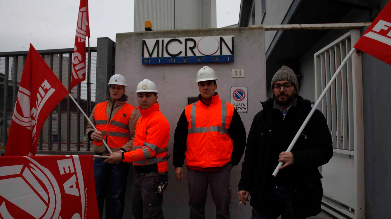 Protesta degli operai per la chiusura della Micron Mineral (Foto Corelli)