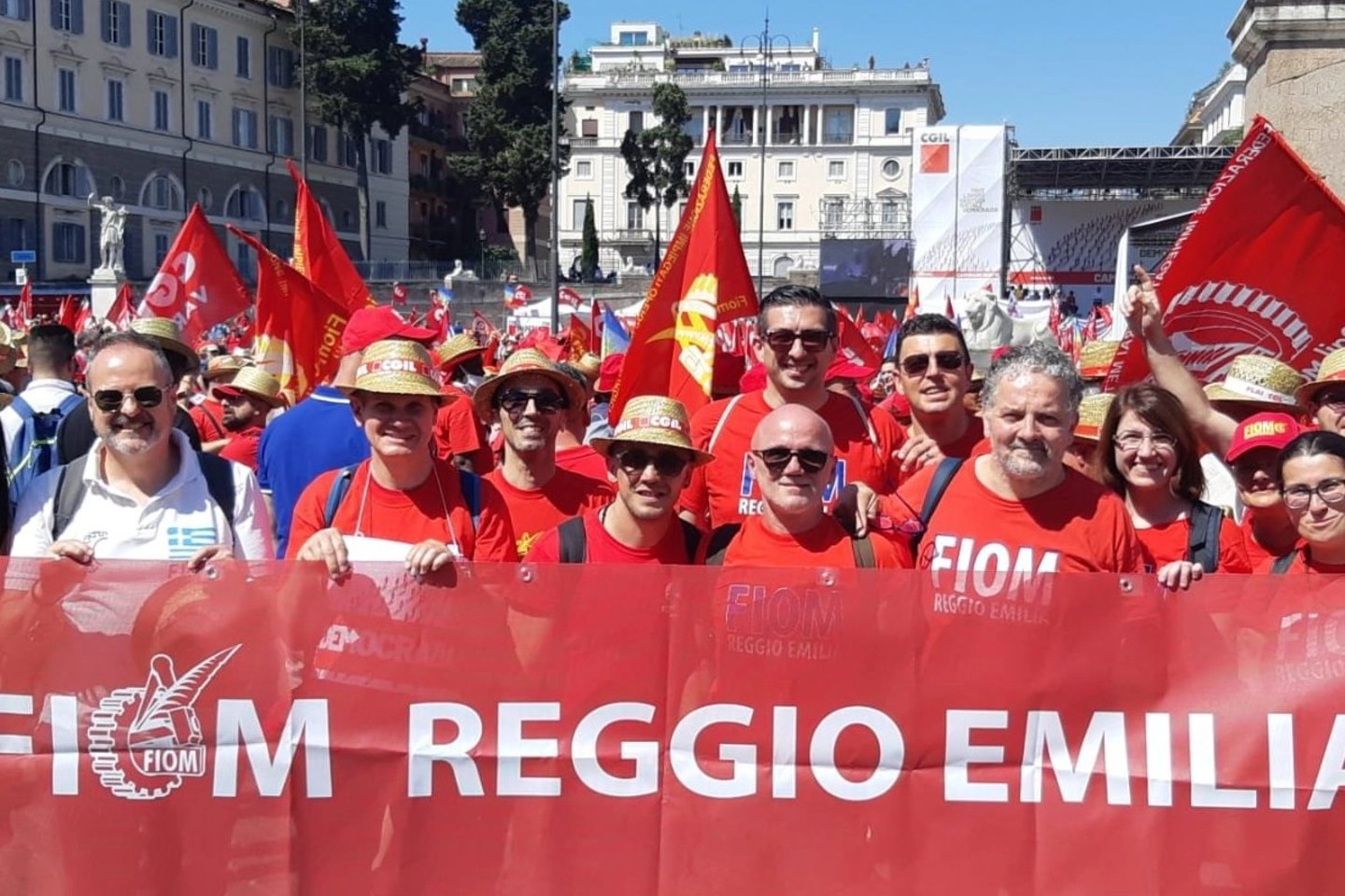 Un gruppo di iscritti della Fiom in piazza a Reggio Emilia