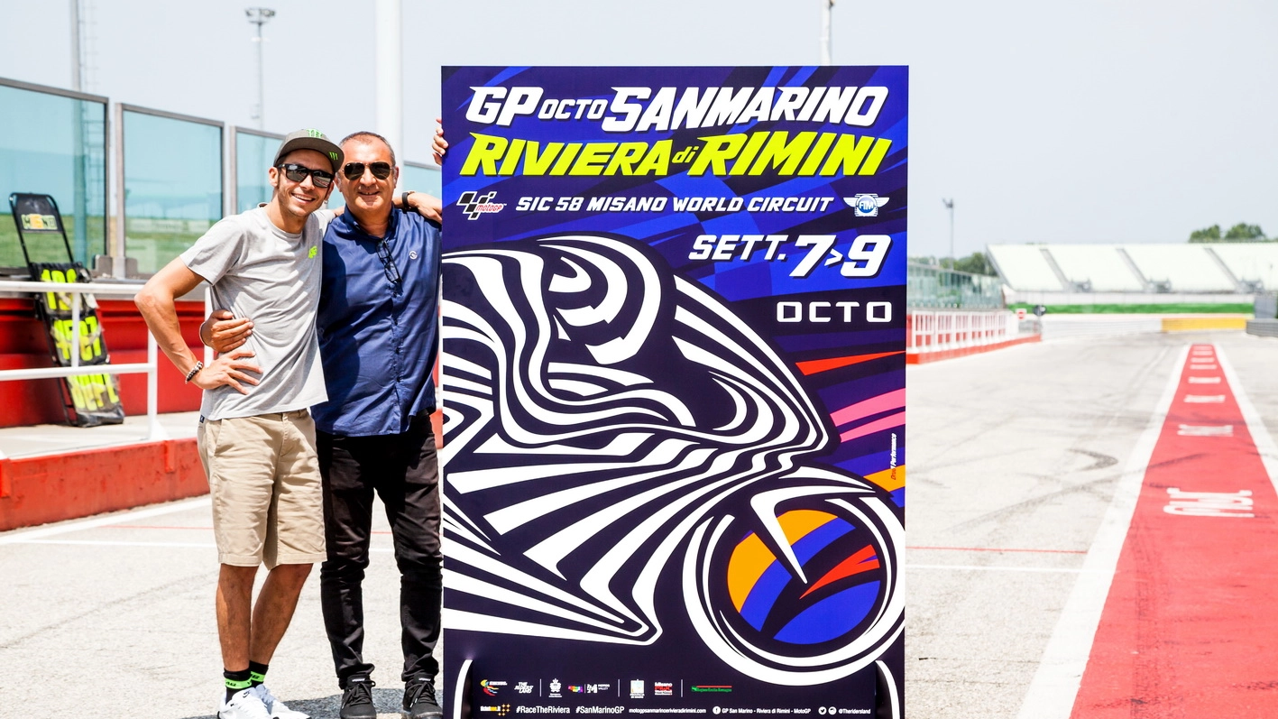 Valentino Rossi e Aldo Drudi con il poster del Gp di Misano (Foto di Marco Poderi)