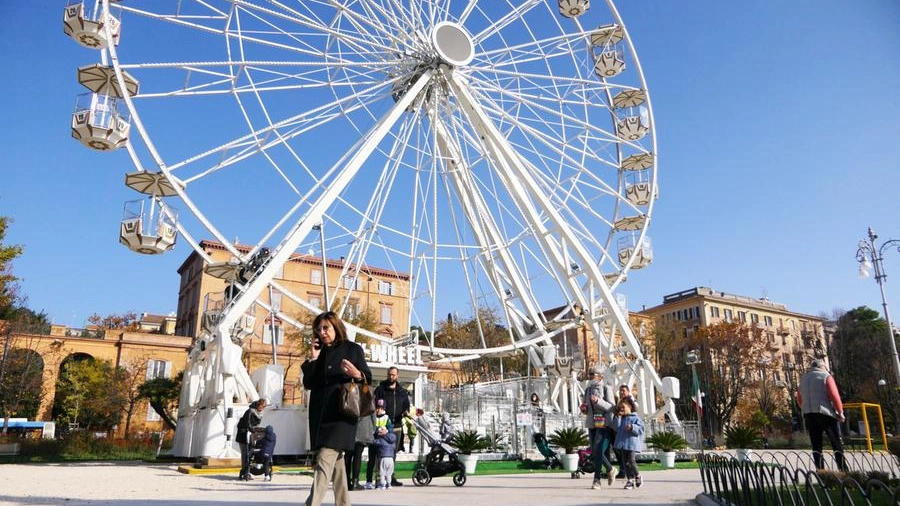 La ruota panoramica in piazza Cavour