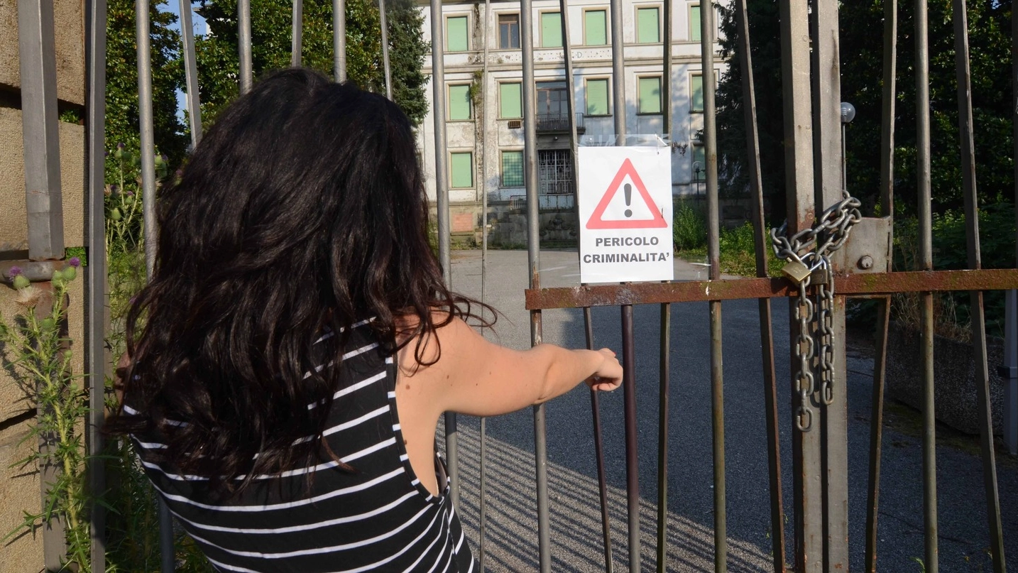 L’avviso di pericolo appeso ai cancelli dell’ex ospedale Maddalena da alcuni residenti