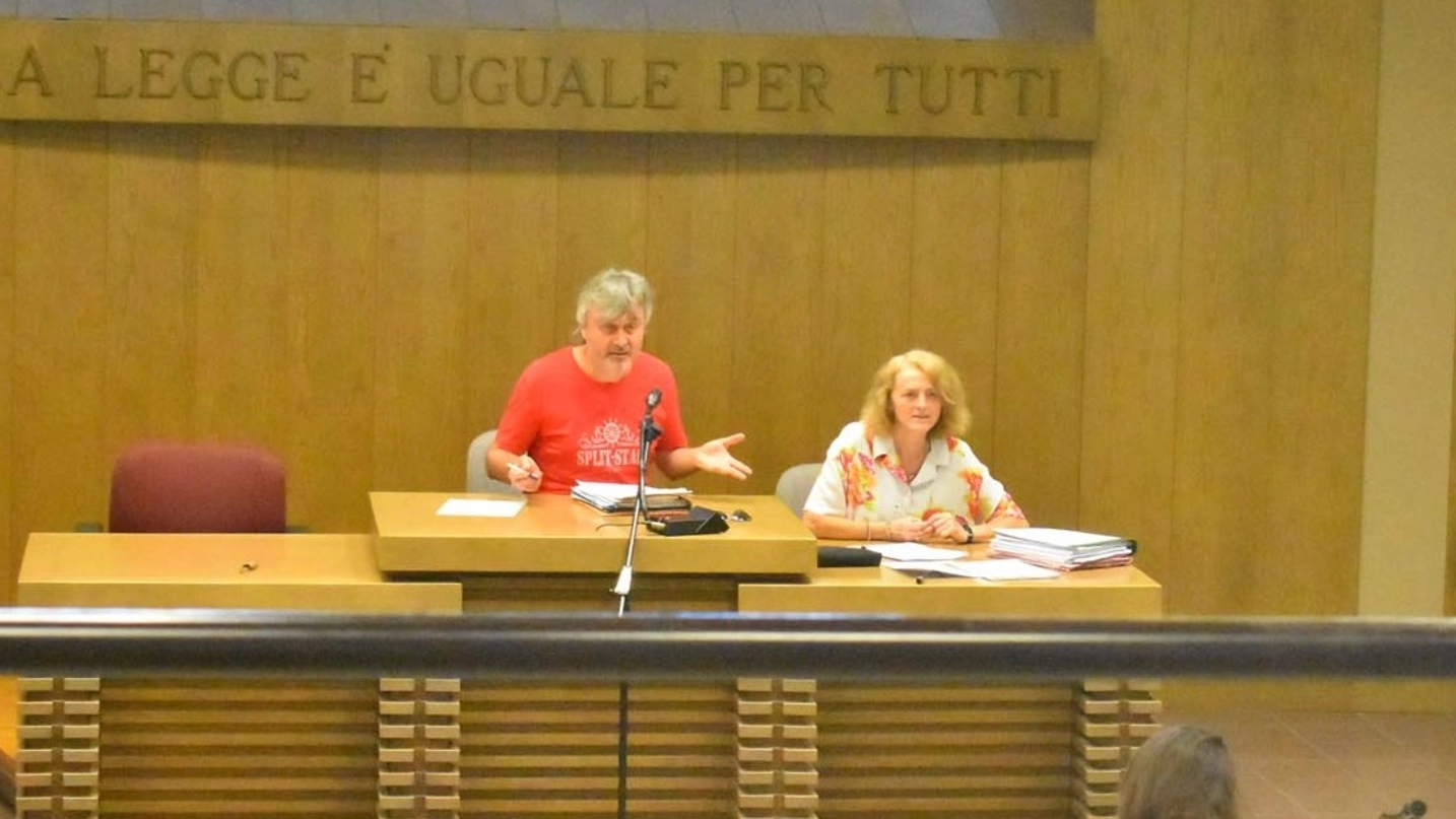 Il giudice Giovanni Ghini con la maglietta rossa durante l’udienza di venerdì in tribunale
