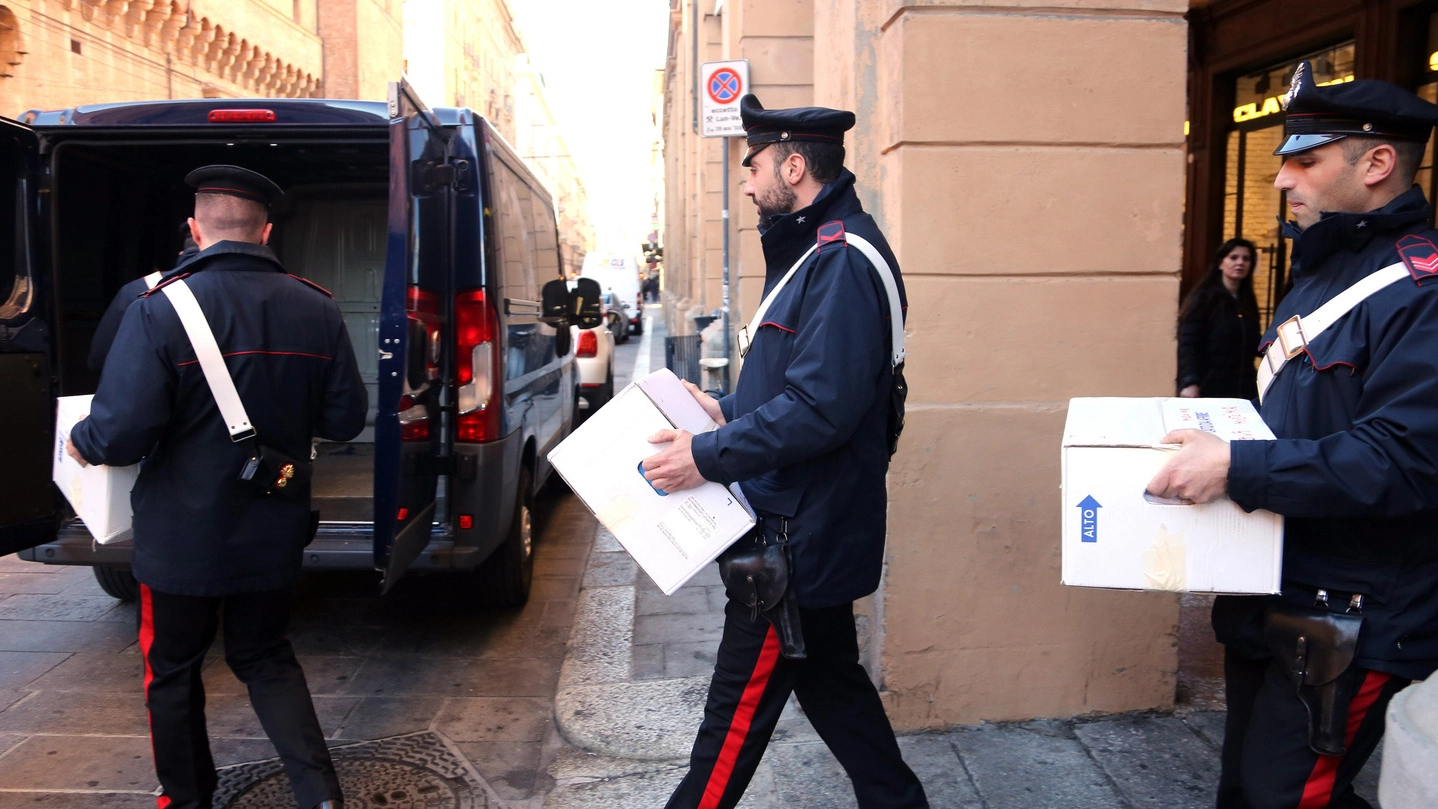 Bologna, racket delle agenzie funebri: i carabinieri sequestrano dei documenti (Schicchi)