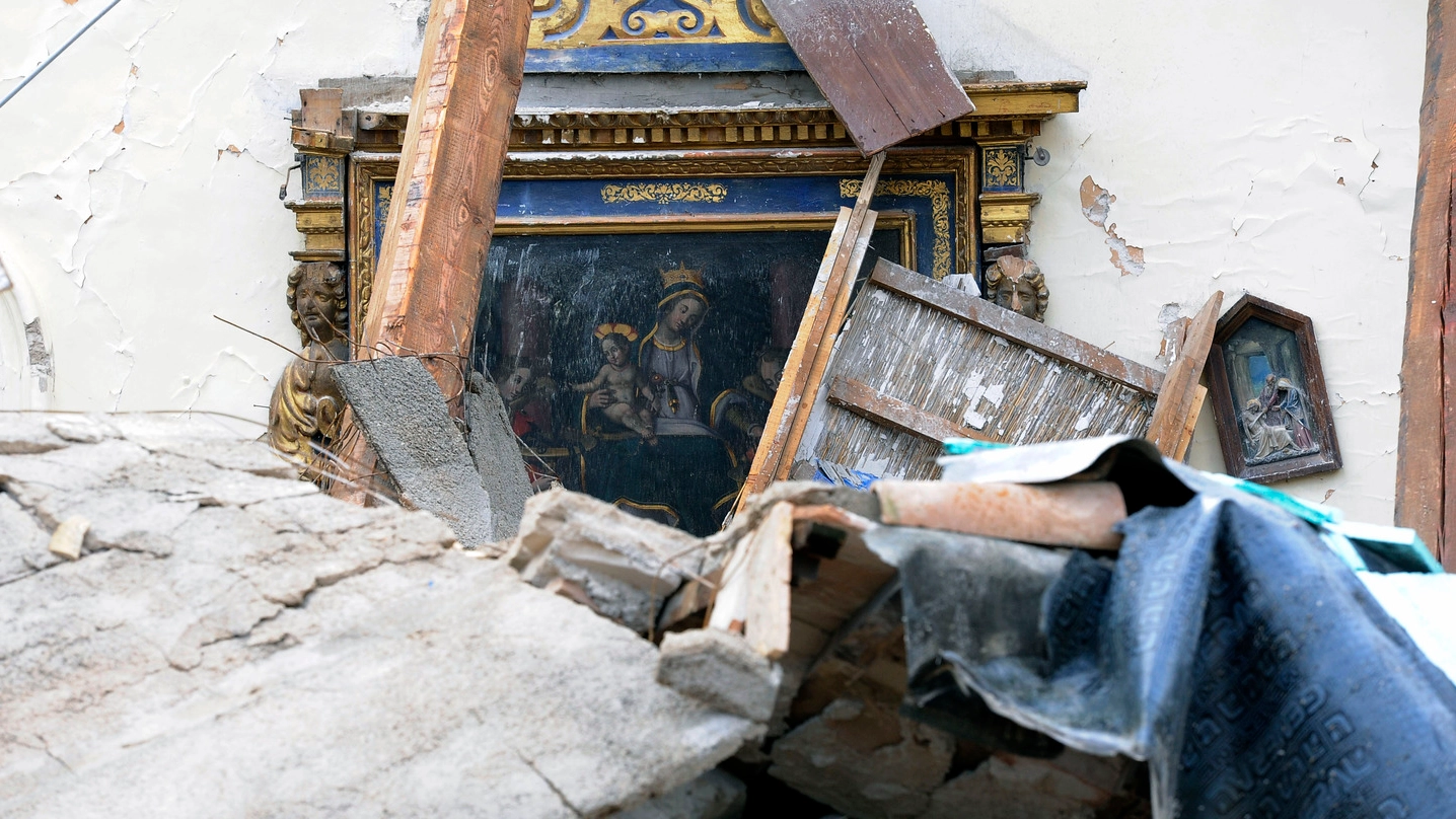 Villa Sant’Antonio, frazione di Visso. I quadri tra le macerie della chiesa distrutta dal terremoto (foto Calavita)