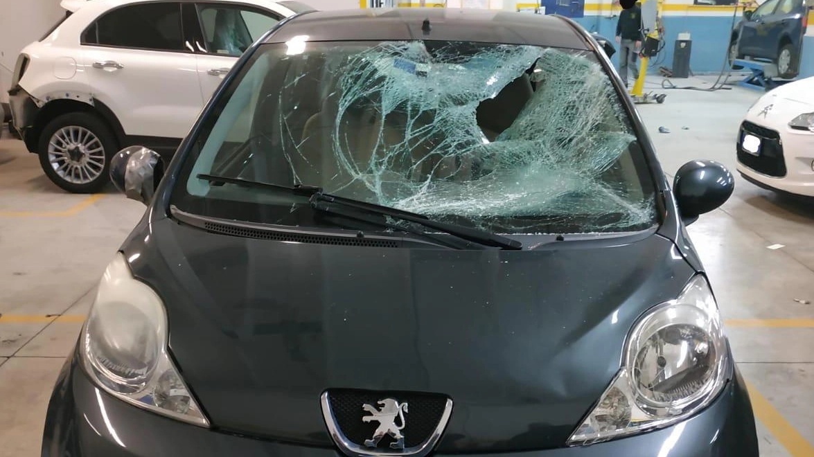 La Peugeot col vetro sfondato