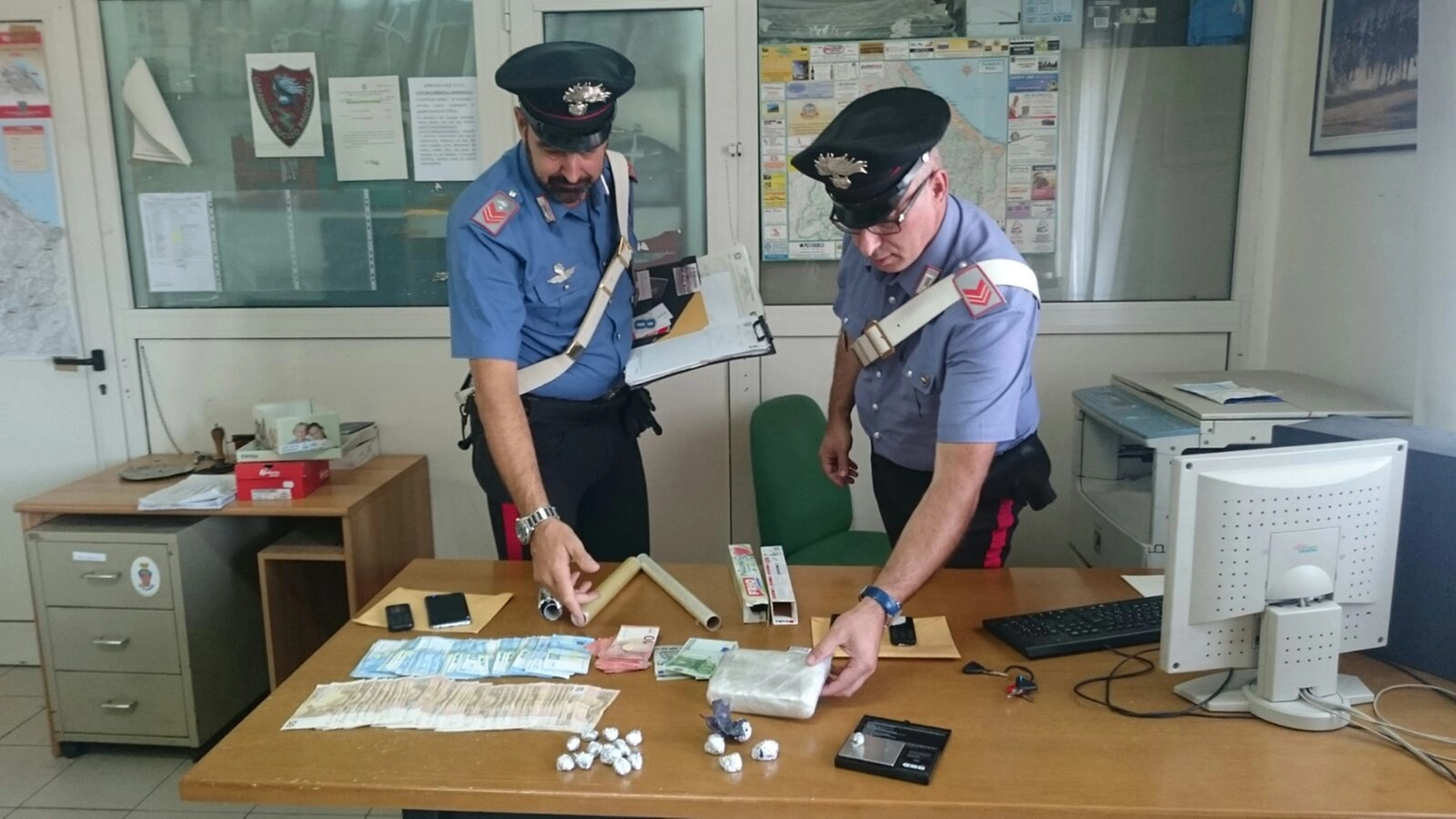 Il materiale e la droga sequestrata dai carabinieri 