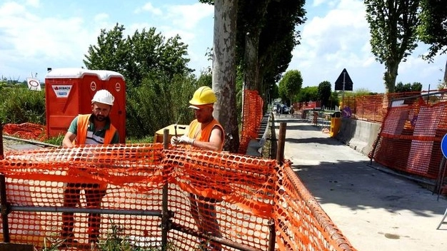 I lavori che nei mesi scorsi hanno interessato il ponte dell'Albergone (Foto Scardovi)