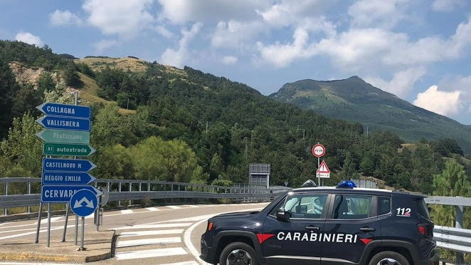La strada bloccata dai carabinieri
