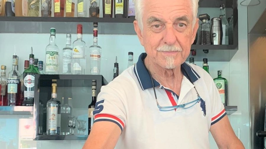 Giancarlo Barocci al bancone del bar nel suo Hotel Leonardo a Cesenatico