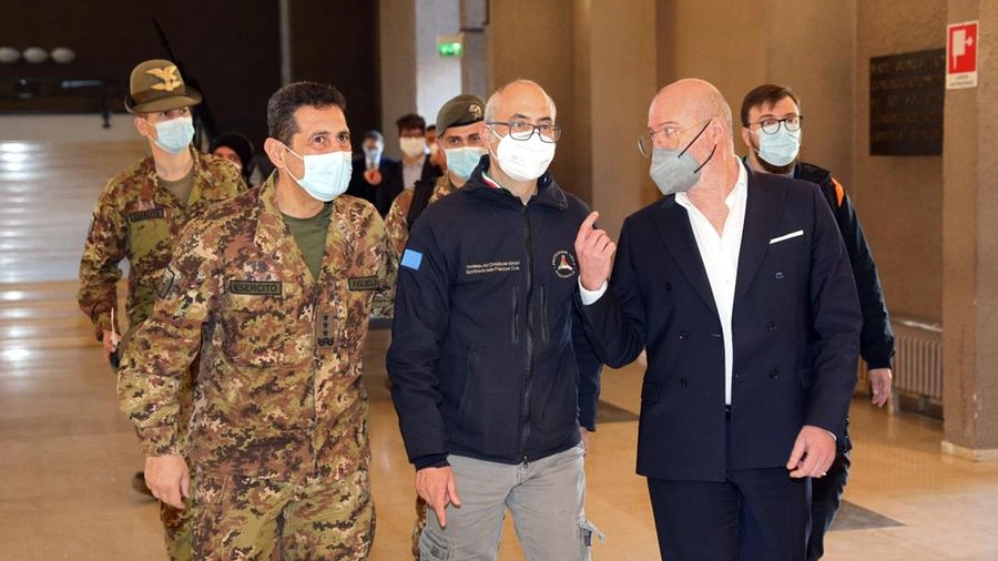 Stefano Bonaccini con il generale Figliuolo e Fabrizio Curcio