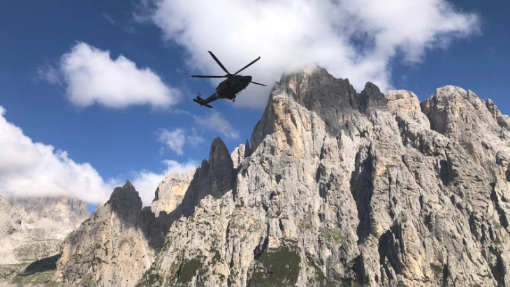 Soccorso alpinistico trentino con l'elicottero sulle Pale di San Martino, montagne dolomitiche
