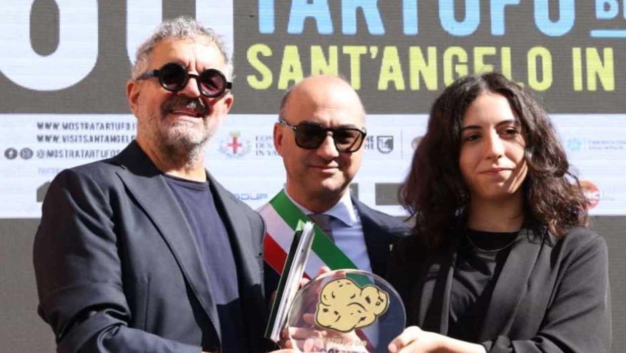 La premiazione dello chef Mario Uliassi, alla sua sinistra il sindaco Stefano Parri