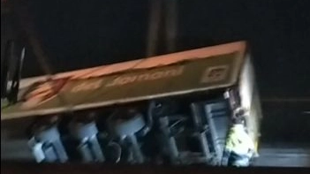Incidente a Pesaro, il camion tamponato si ribalta