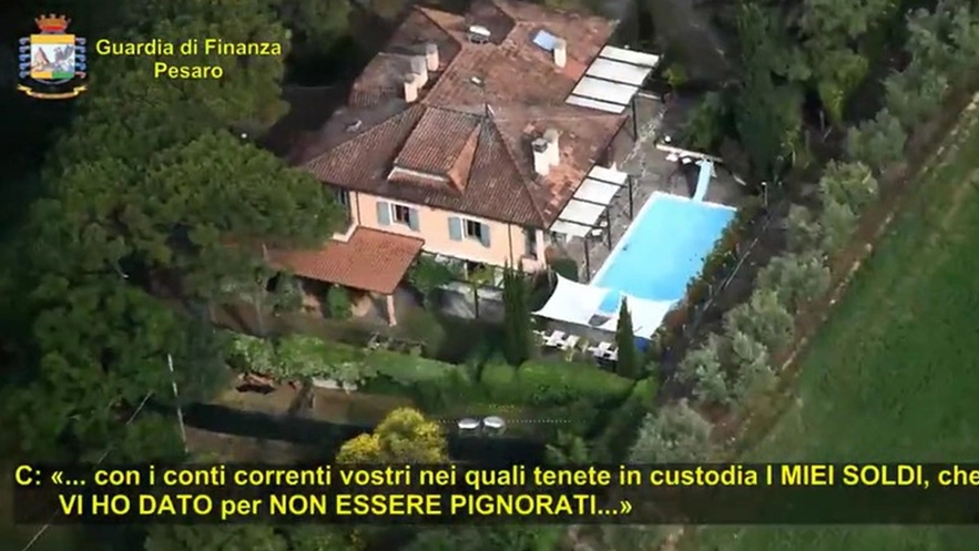 Fermo immagine del video della Finanza di Pesaro sull'operazione 'Cassaforte in famiglia'