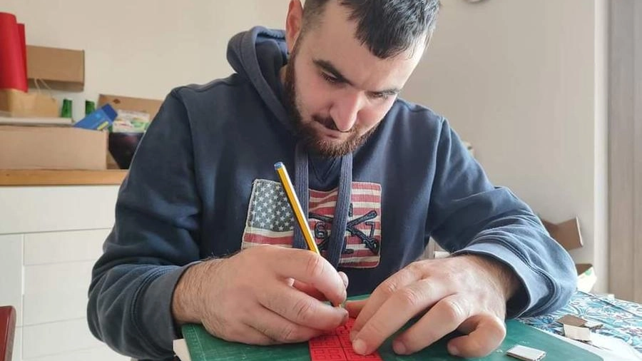 Federico oltre l’autismo: la sua arte con la carta    