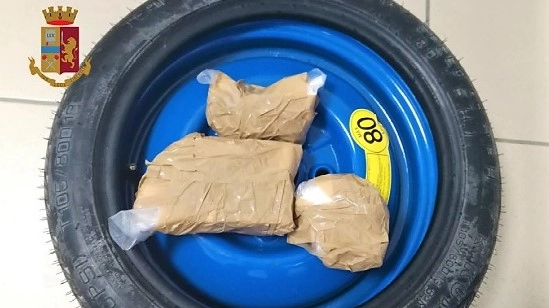 Mezzo chilo di cocaina nascosta nel ruotino di scorta di un'auto