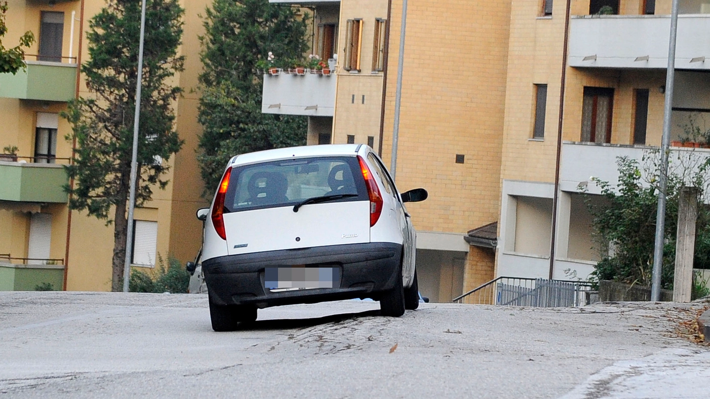 L’asfalto in via Verga (foto Calavita)