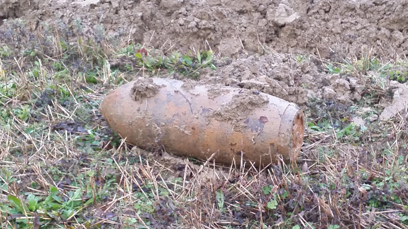 Borgo Pace (Pesaro e Urbino), la bomba trovata in un campo (Foto Angelini)