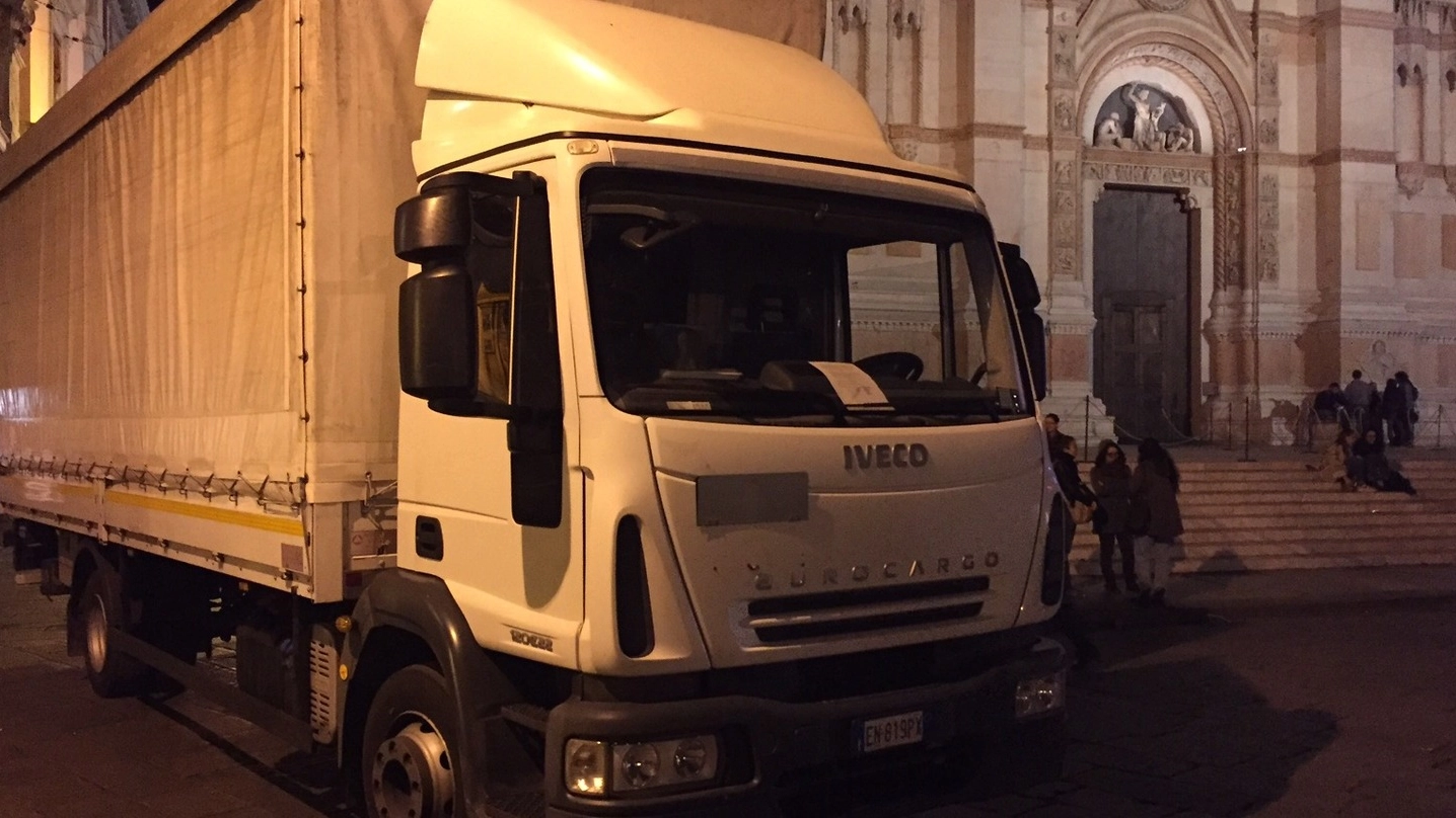 Bologna, il camion davanti a San Petronio