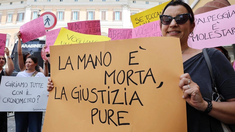 Ventenne denuncia violenza sessuale a Milano Marittima