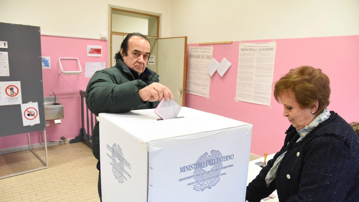 Un seggio a Villamarzana (Foto Moretto)