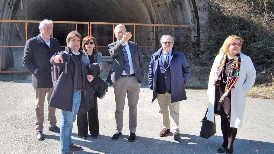 Gli amministratori davanti al tunnel, tra cui Ceriscioli, Biancani e Loretta Bravi