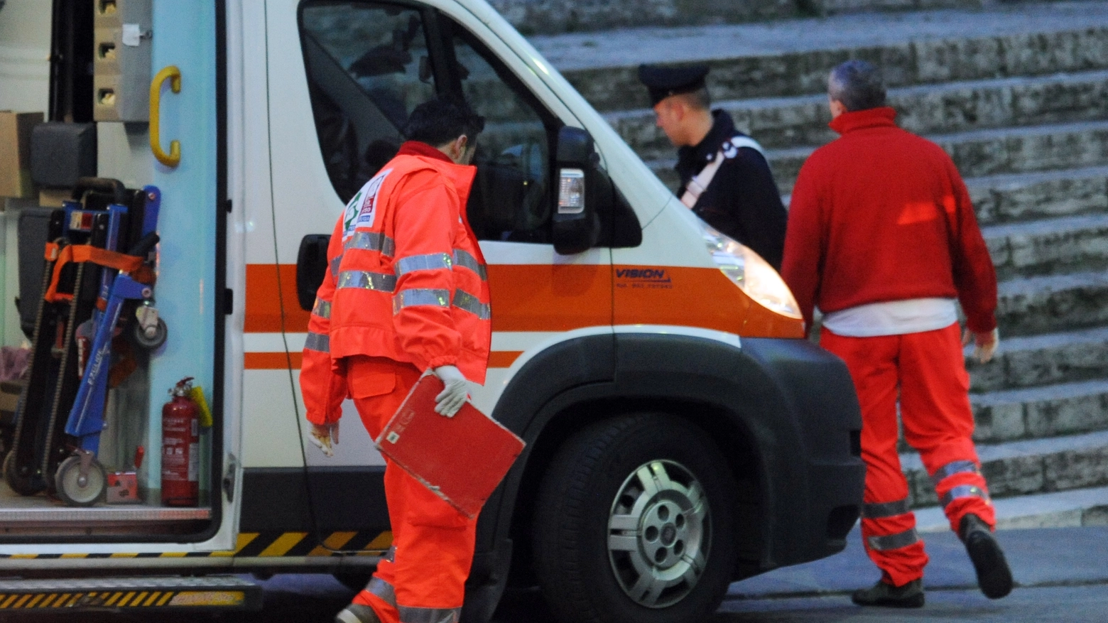 Un'ambulanza sul luogo dell'incidente