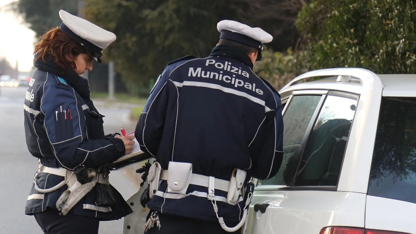 La polizia municipale durante un controllo