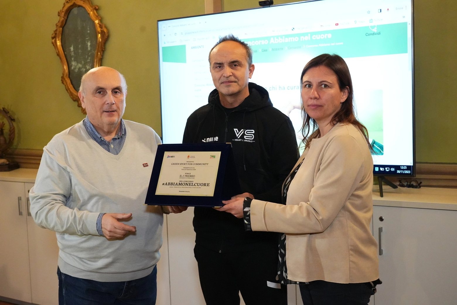 Pietro Anceschi di Volley Sassuolo Asd premiato dall’assessore Ugo Liberi e da Elisa Prata (Gruppo Hera)