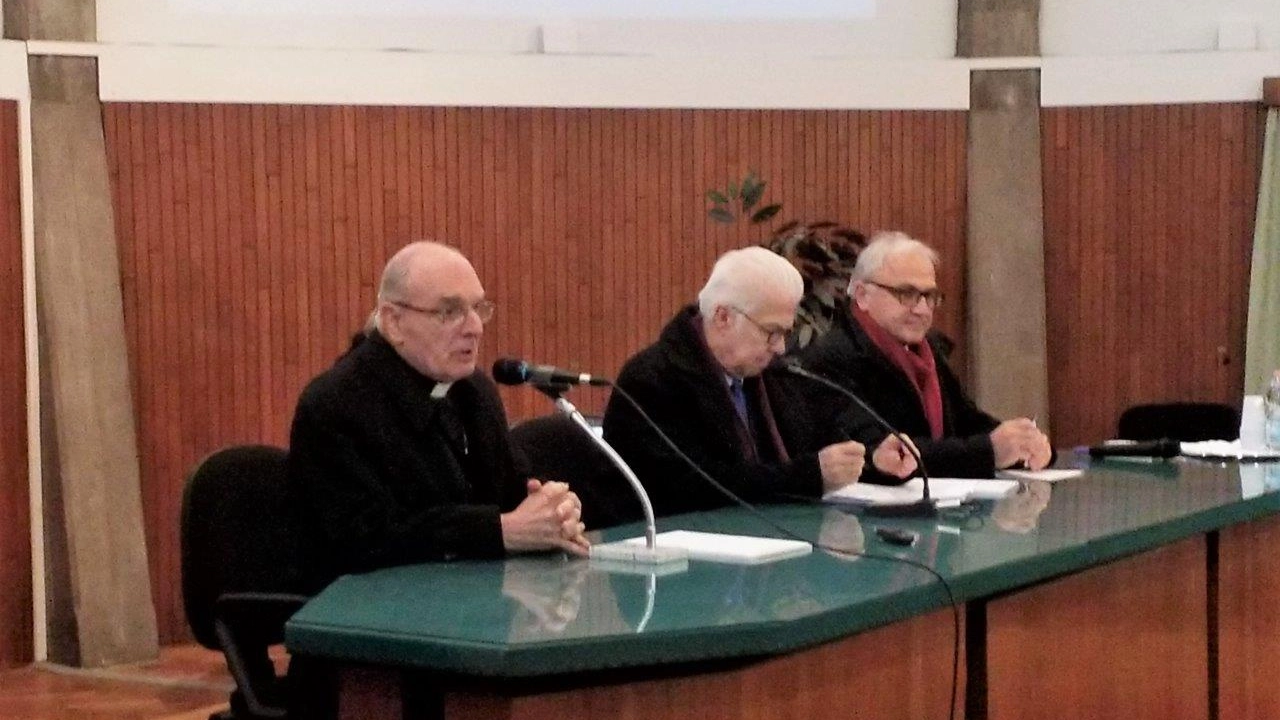 Il vescovo Massimo Camisasca illustra l'intervento