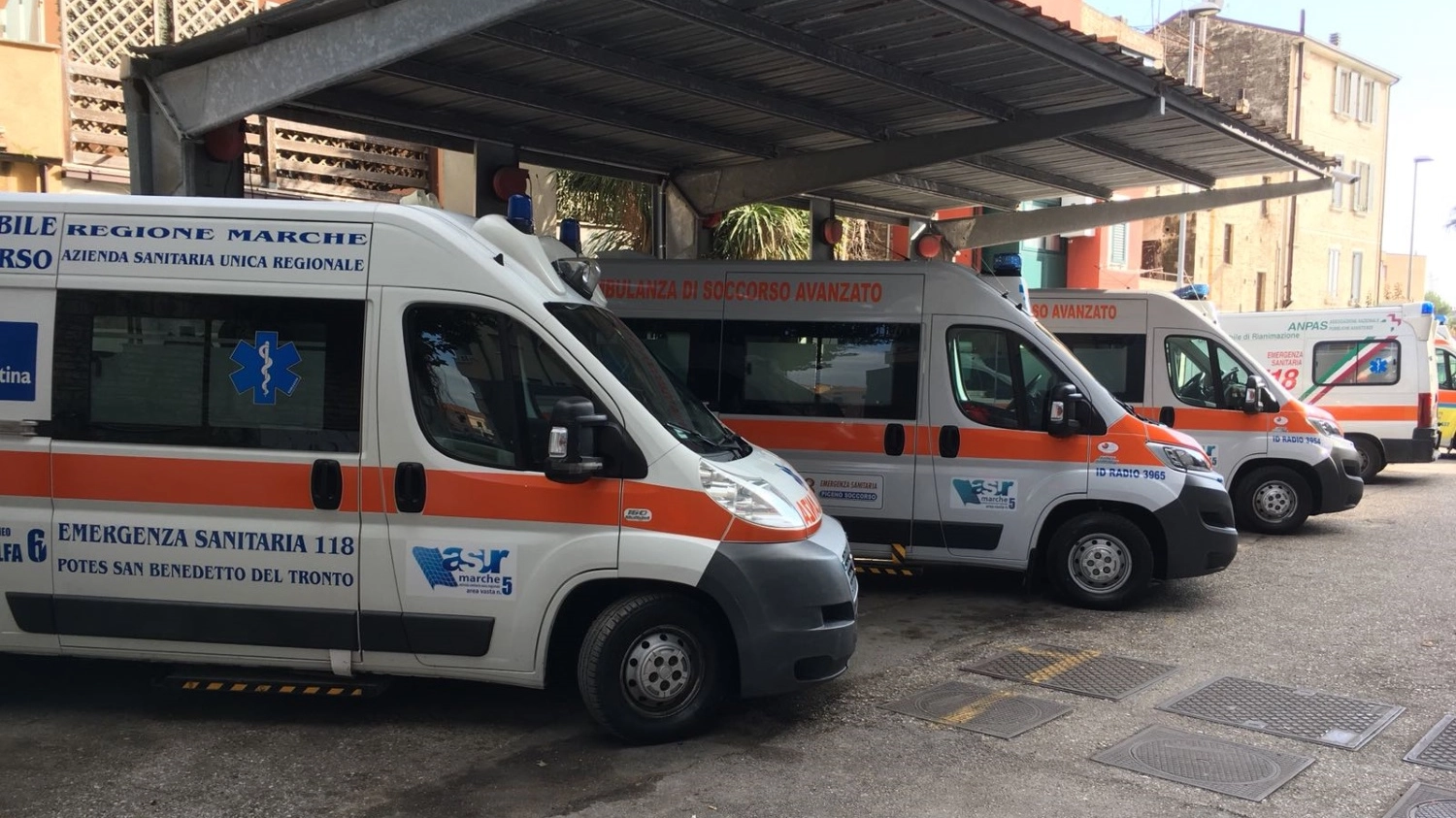 Ambulanze nel piazzale del Pronto Soccorso