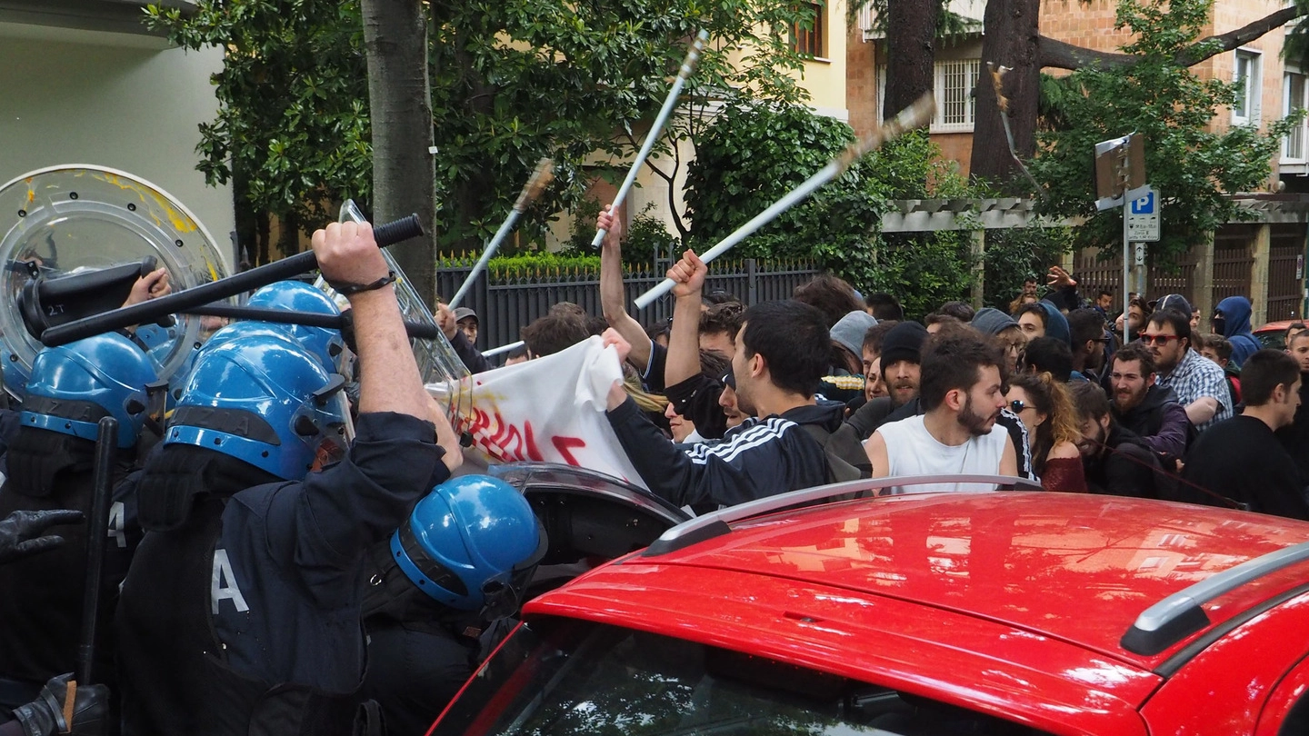 Salvini a Bologna, scontri tra polizia e collettivi (foto Schicchi)