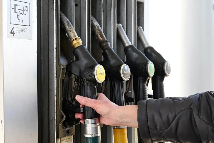 Prezzi alti e scorte ai minimi: il gasolio al centro della crisi energetica
