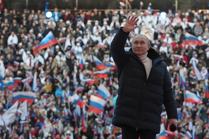 Vladimir Putin durante il discorso alla nazione (Ansa)