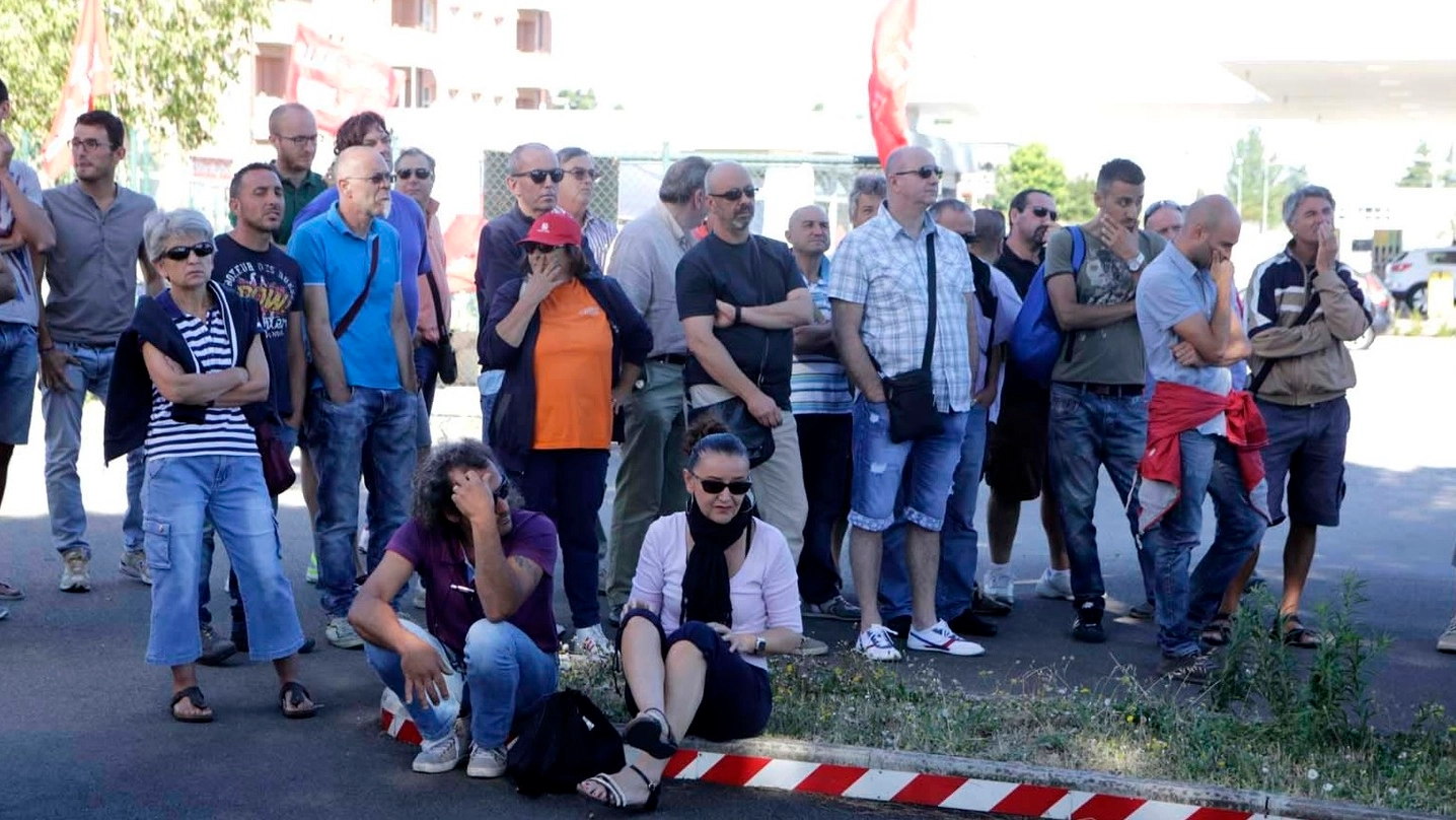 Protesta degli operai Cesi (Foto Isolapress)