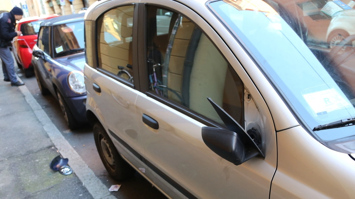 Bologna, una delle auto danneggiate in via Belle Arti (FotoSchicchi)