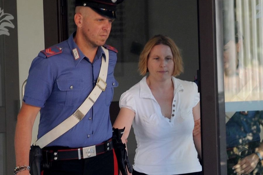Sara Corcione, 38 anni, esce dalla caserma accompagnata dai carabinieri (foto Bp)