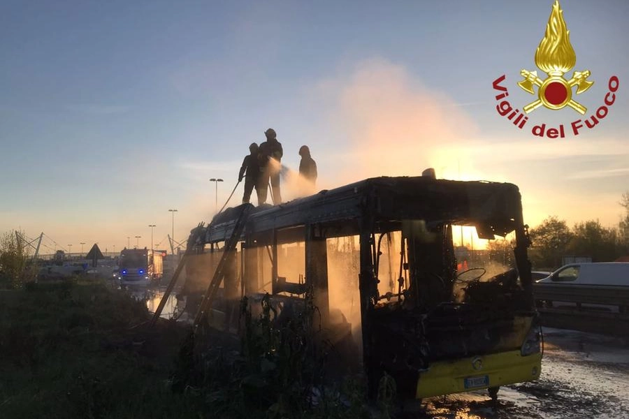 Incendio a Modena, l'autobus è completamente bruciato