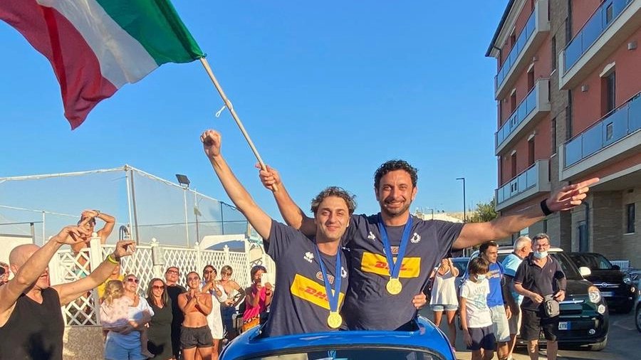 Davide Mazzanti e il vice Matteo Bertini sfilano sulla 500 azzurra