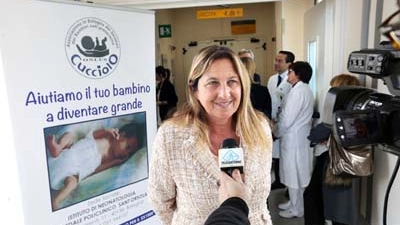Barbara Michelini Gruppioni consegna il macchinario alla neonatologia del Sant'Orsola