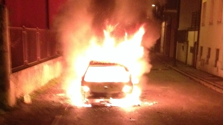Auto in fiamme a Badia Polesine (foto Saretto)