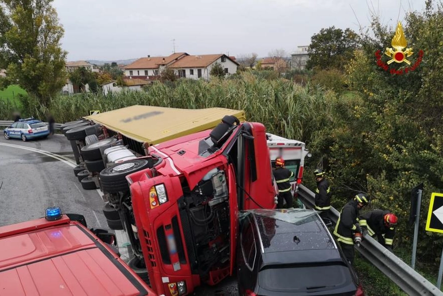 L'incidente mortale a Chiaravalle: ambulanza schiacciata da un tir
