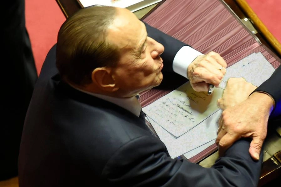 Silvio Berlusconi con il foglietto di appunti che ha scatenato la lite