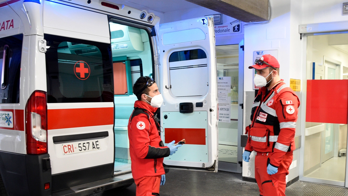 Operatori della Croce Rossa al pronto soccorso dell’ospedale di Macerata (foto d’archivio)