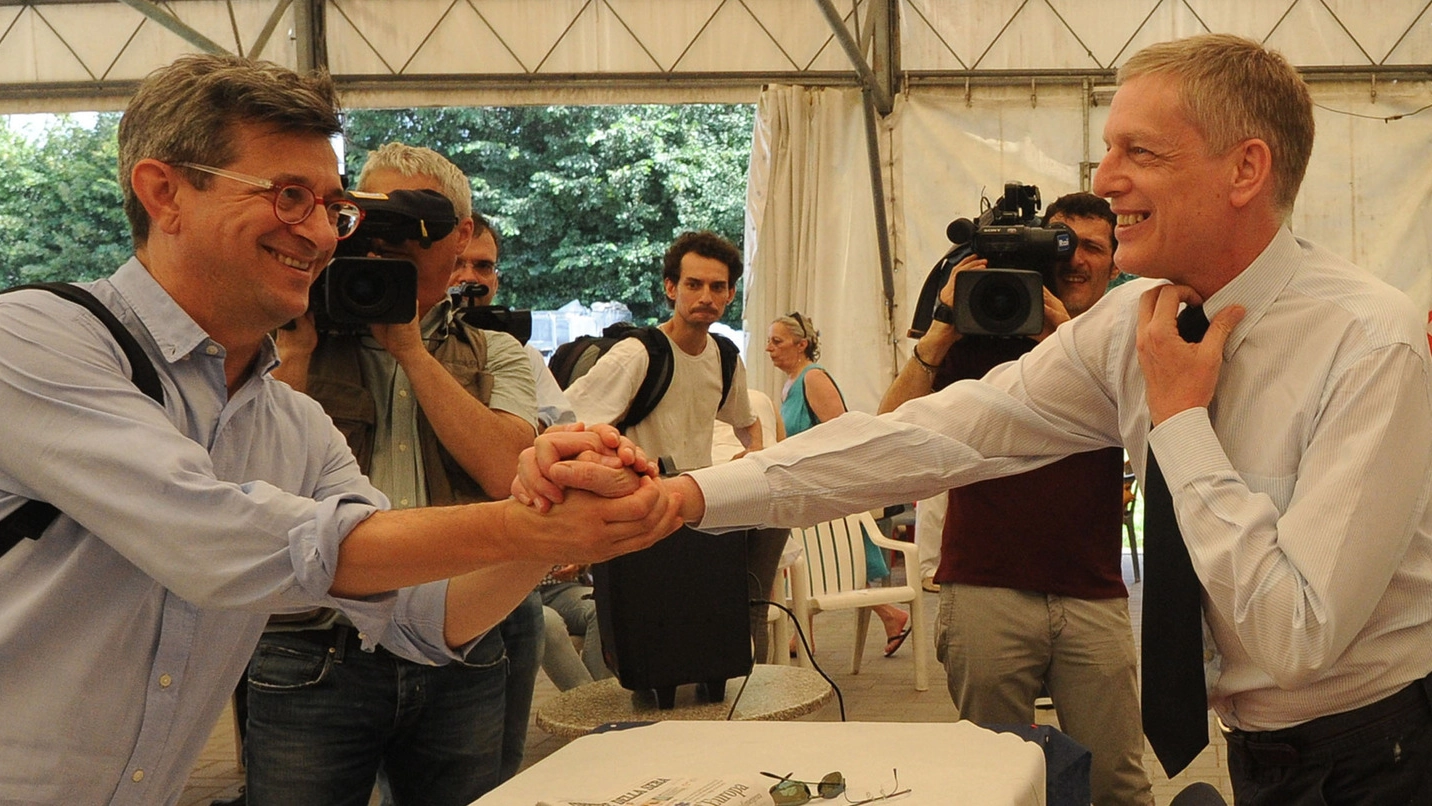 Gianni Cuperlo (a destra) saluta il senatore pd Sergio Lo Giudice prima delll’assemblea nazionale di SinistraDem (Foto Schicchi)