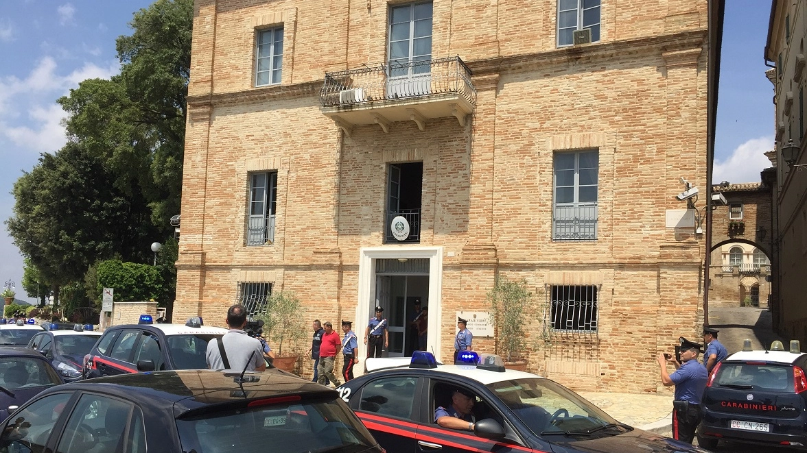 L'uscita degli arrestati dalla caserma dei carabinieri di Osimo